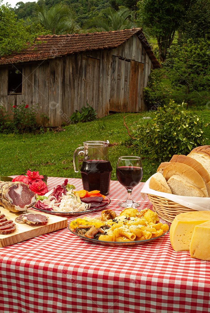 Café da manhã sobre uma mesa madeira