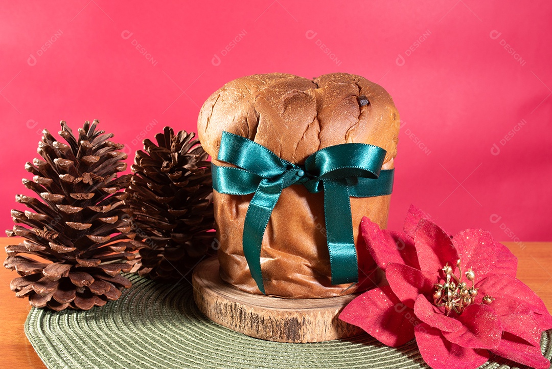 Panetone com fita de presente em uma mesa decorada