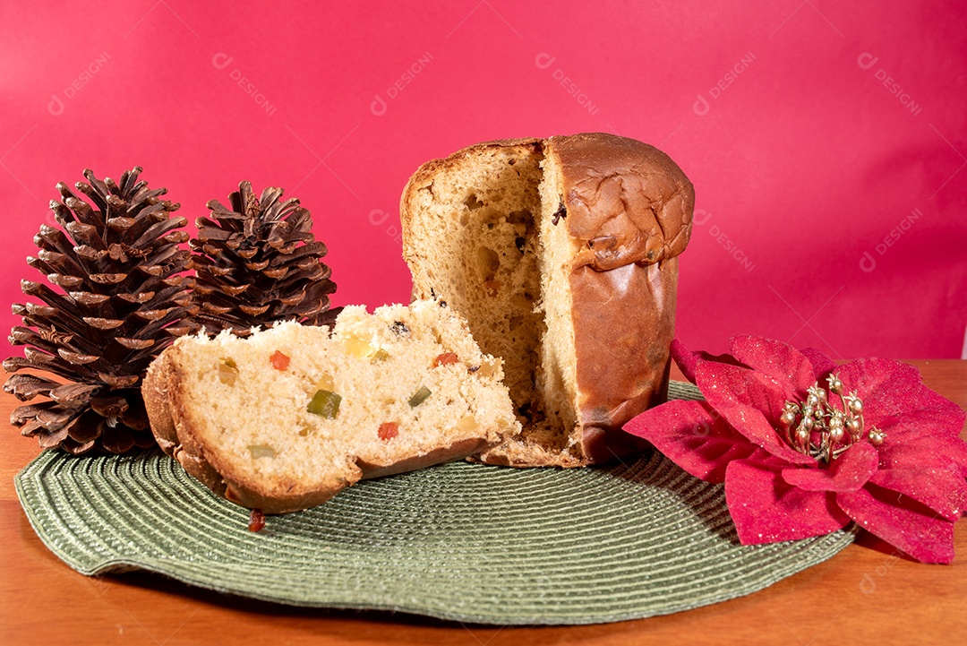 Panetone de frutas cristalizadas sobre um sousplat verde