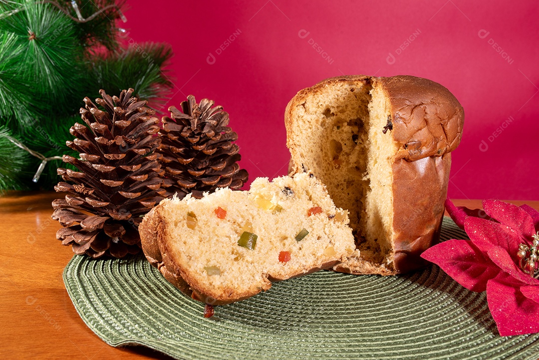 Panetone cortado com pinhas e flor para decoração