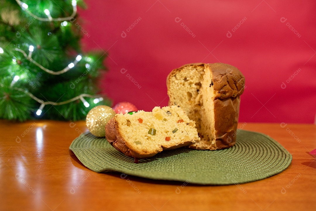 Panetone de frutas cristalizadas cortado ao meio