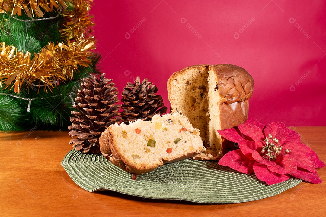 Panetone delicioso com pinhas e flor de decoração ao lado