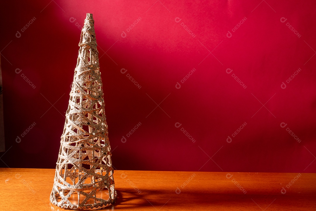 Enfeite de natal em forma de árvore coberto de purpurina prateada