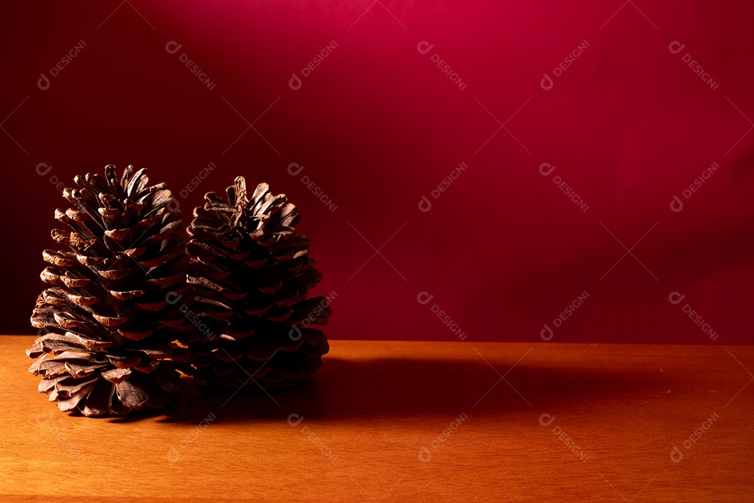 Pinheiros de natal em fundo vermelho