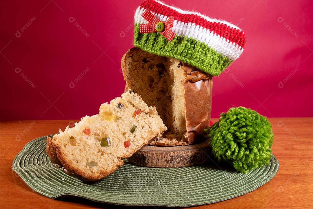 Panetone de frutas cristalizadas com gorro e pinhas de decoração