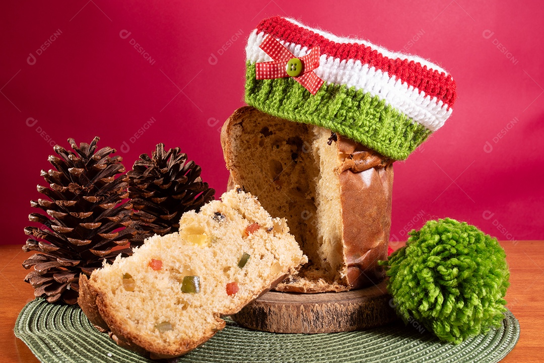 Panetone de frutas cristalizadas com gorro e pinhas de decoração