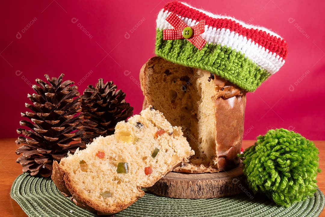 Panetone com chapéu de Papai Noel na mesa de madeira