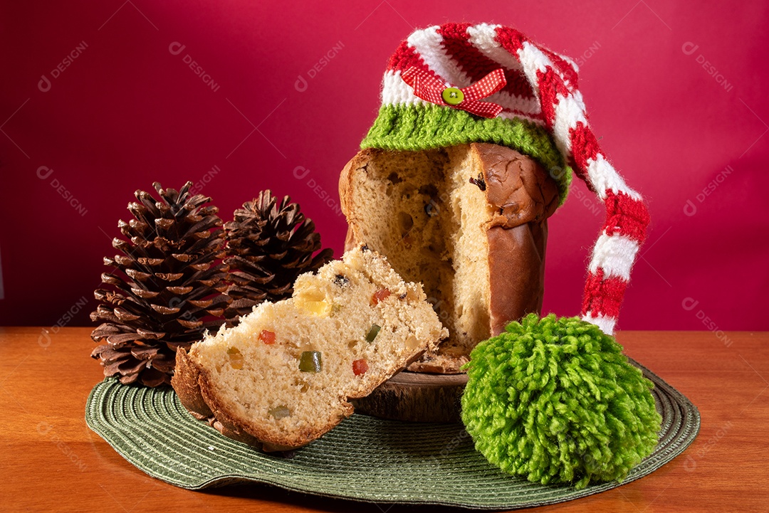 Panetone de frutas cristalizadas com gorro e pinhas de decoração