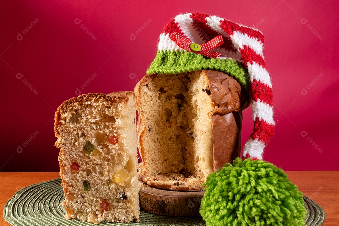 Panetone com chapéu de Papai Noel na mesa de madeira