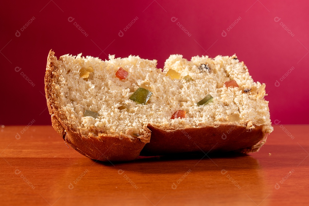 Fatia de panetone delicioso de frutas cristalizada