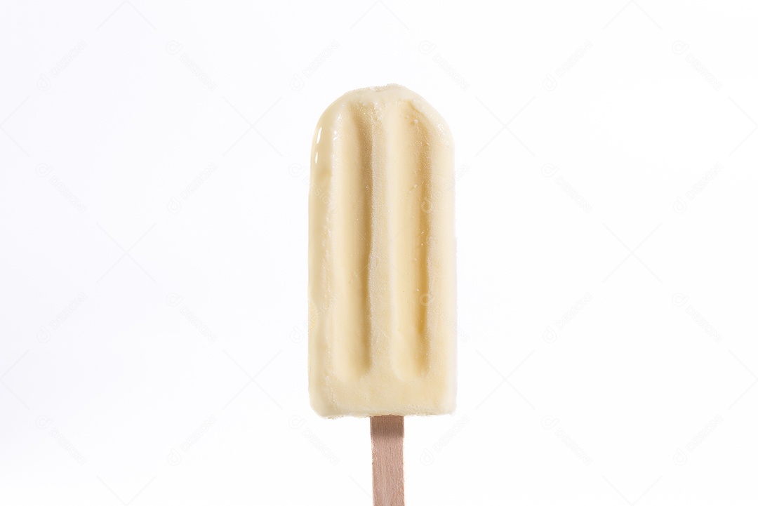 Picolé de sabor de milho verde isolado em fundo branco