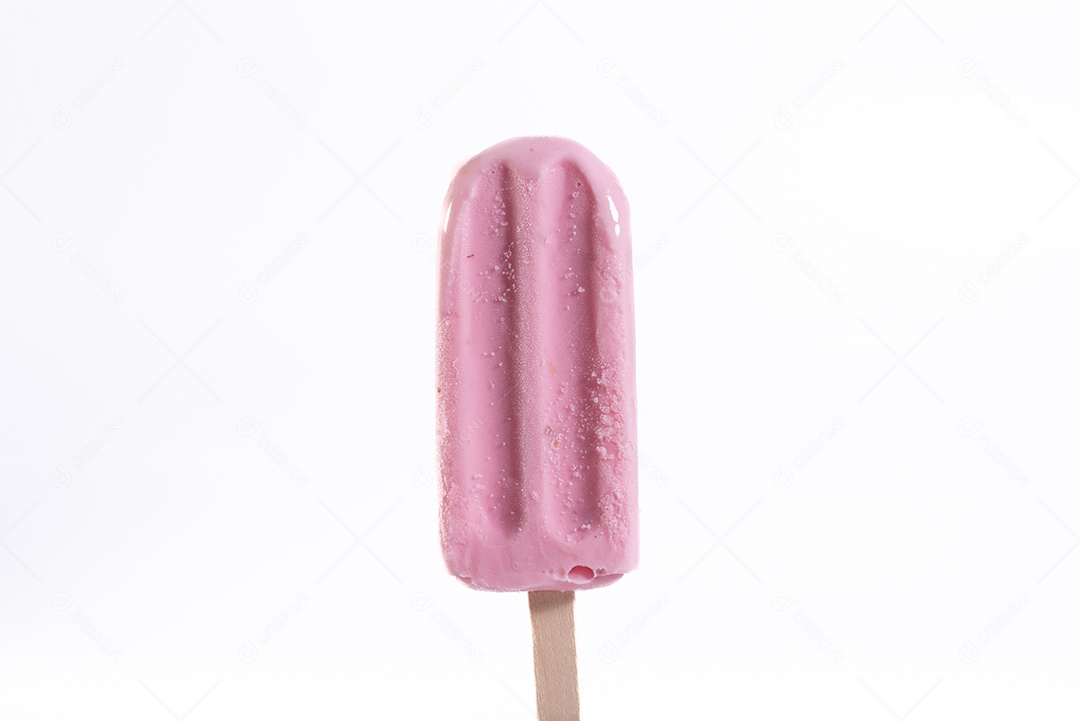 Picolé de sabor de morango isolado em fundo branco