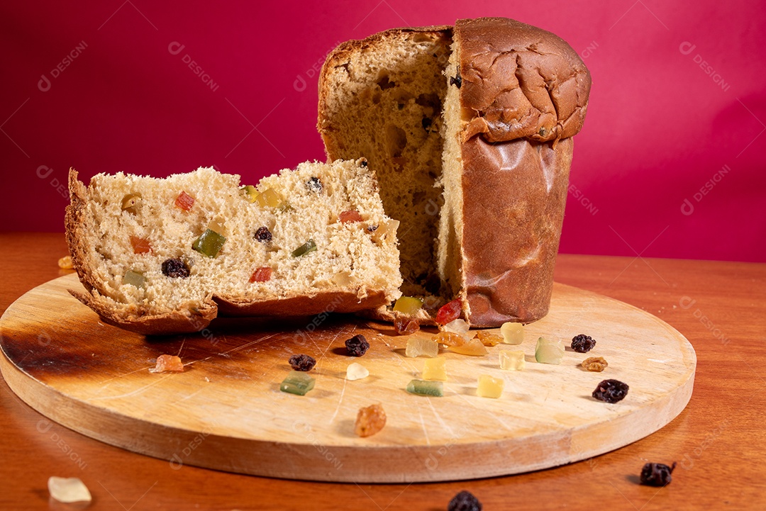 Deliciosa fatia de panetone de frutas cristalizada