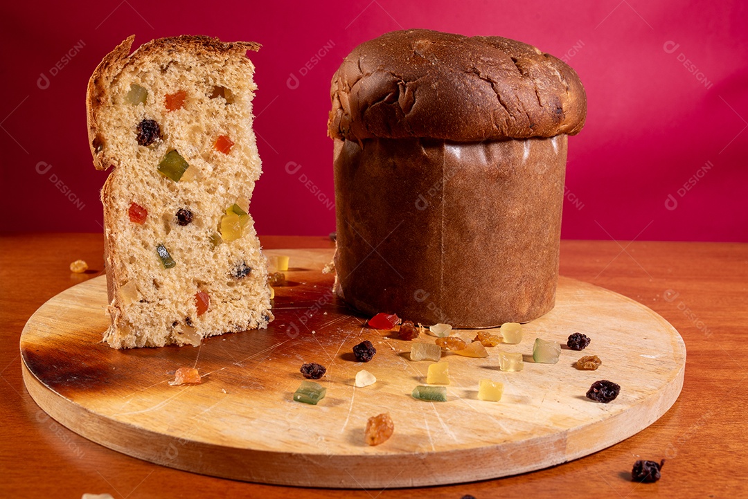 Fatia de panetone de frutas cristalizadas