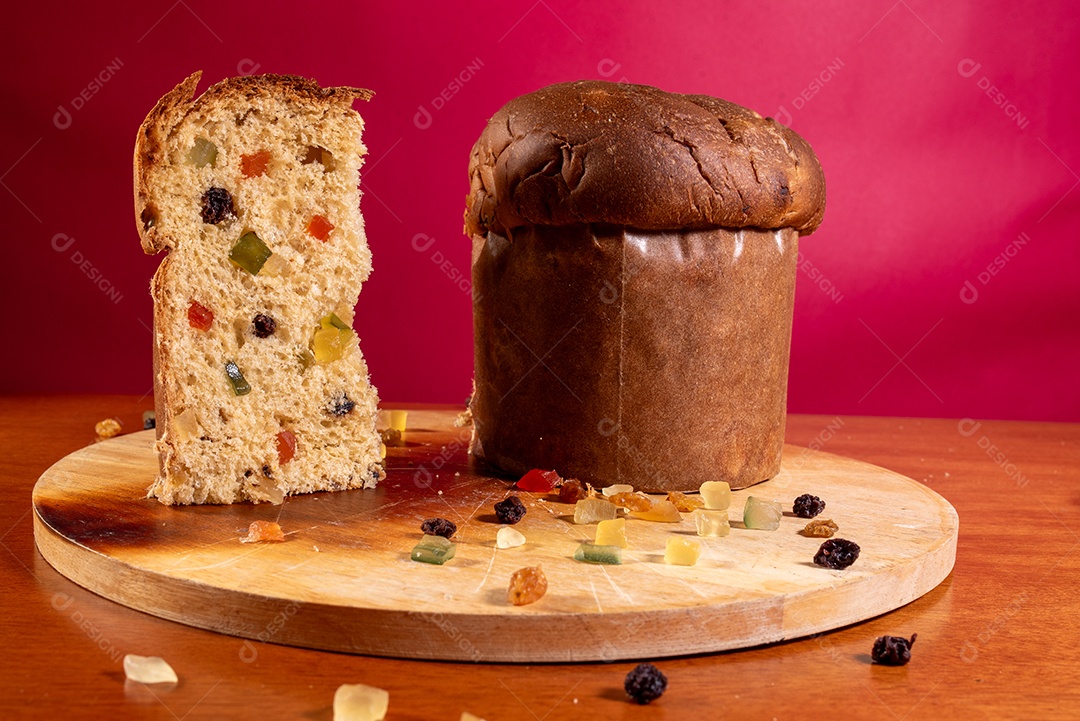 Fatia de panetone de frutas cristalizadas