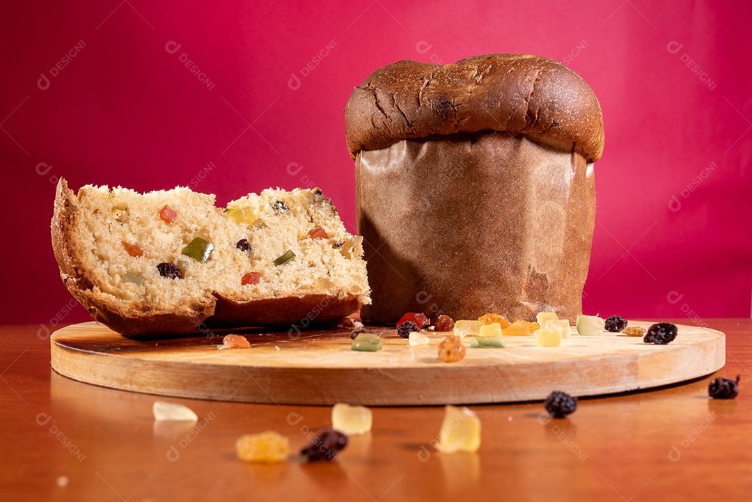 Panetone frutas em cortes sobre tábua