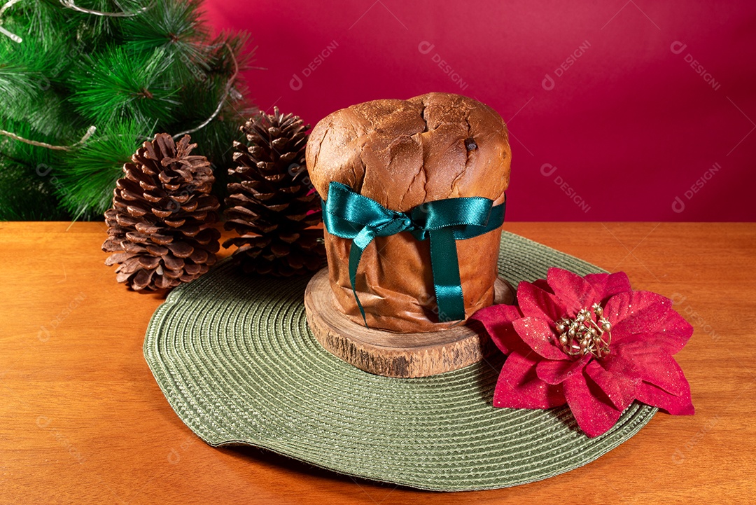 Panetone pinhas para decoração natalina e flor rosa