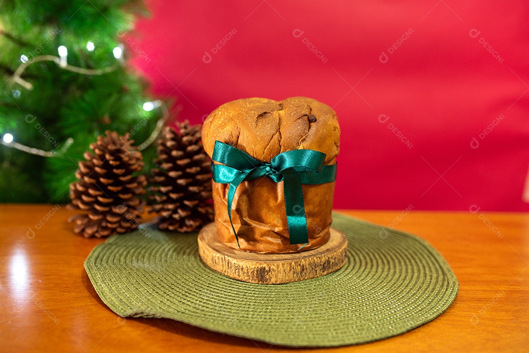 Panetone com pinhas para decoração natalina