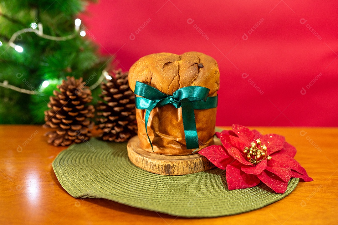 Panetone com fita em laço pinhas e flor para decoração