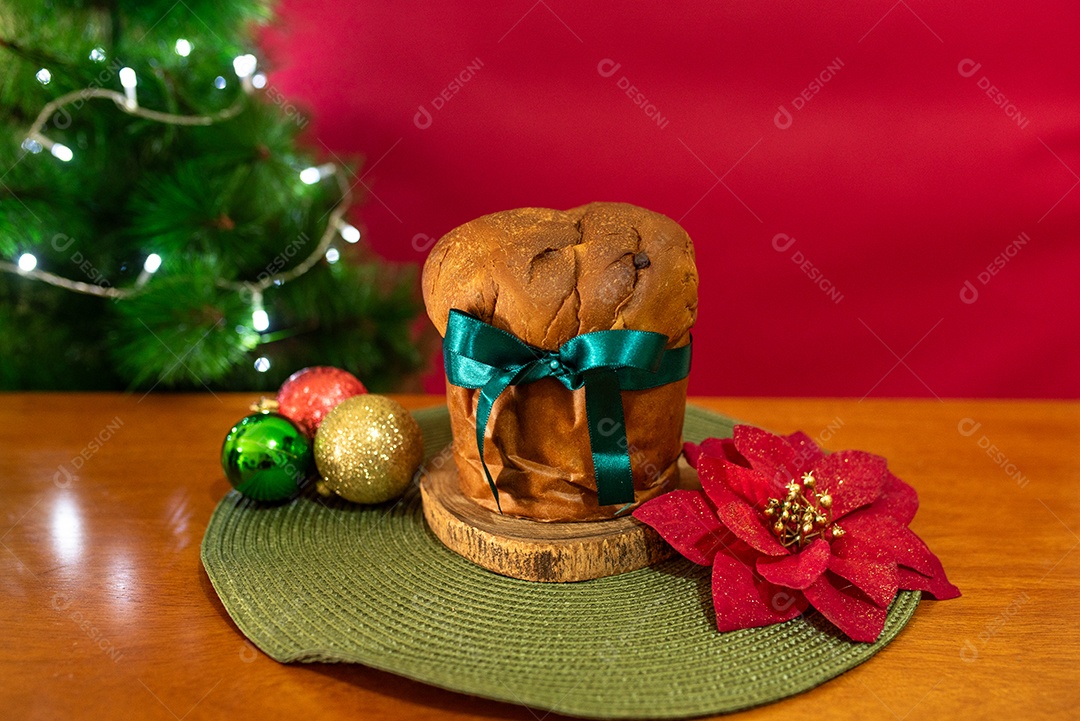 Panetone com fita em laço e bolas de natal flor para decoração