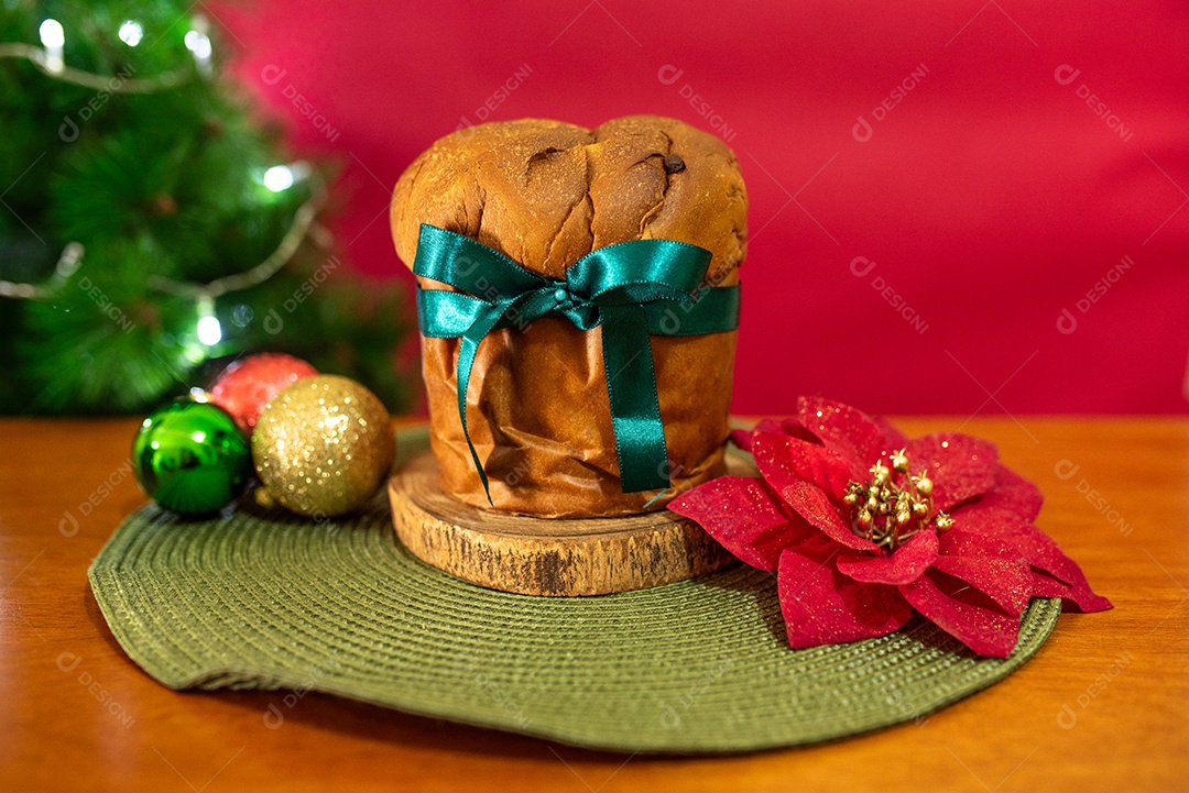 Panetone com fita em laço e bolas de natal flor para decoração