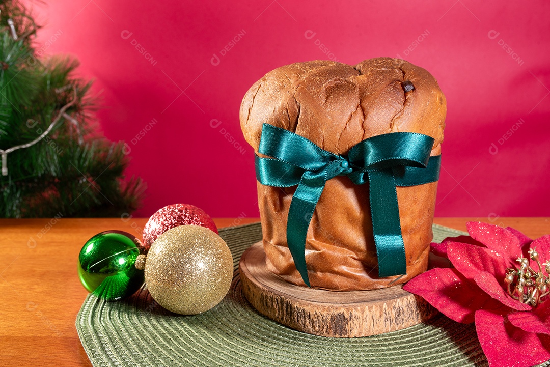 Panetone com fita azul e bolas de natal com flor para decoração