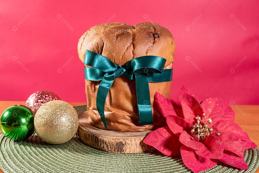 Panetone com fita azul e bolas de natal com flor para decoração