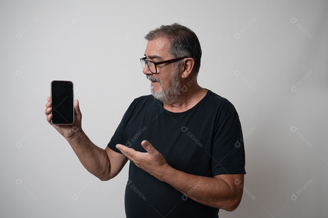 Homem empresário bem sucedido sobre fundo isolado