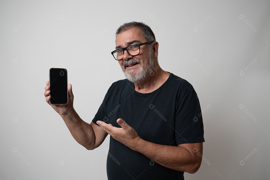 Homem empresário bem sucedido sobre fundo isolado