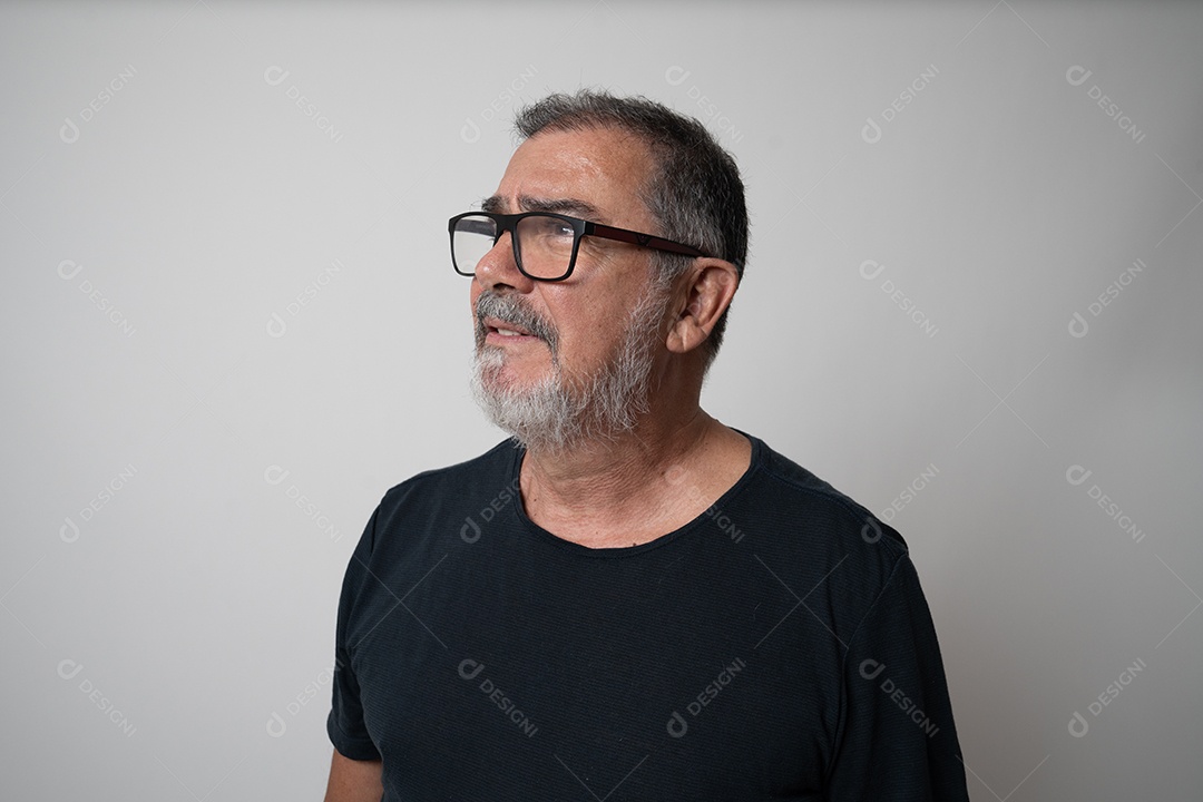 Homem empresário bem sucedido sobre fundo isolado