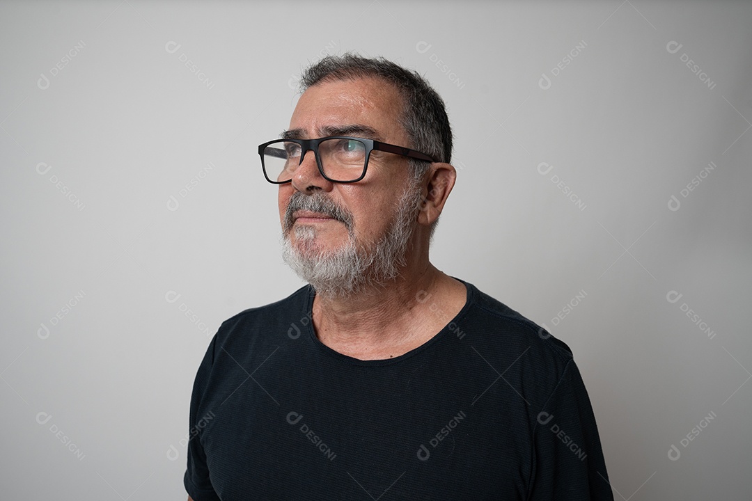 Homem empresário bem sucedido sobre fundo isolado