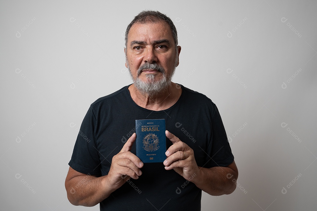 Homem empresário bem sucedido sobre fundo isolado