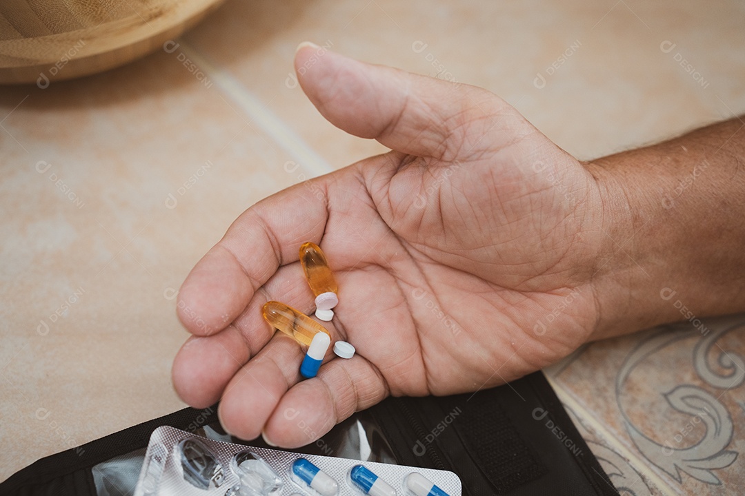 Homem empresário bem sucedido sobre fundo isolado