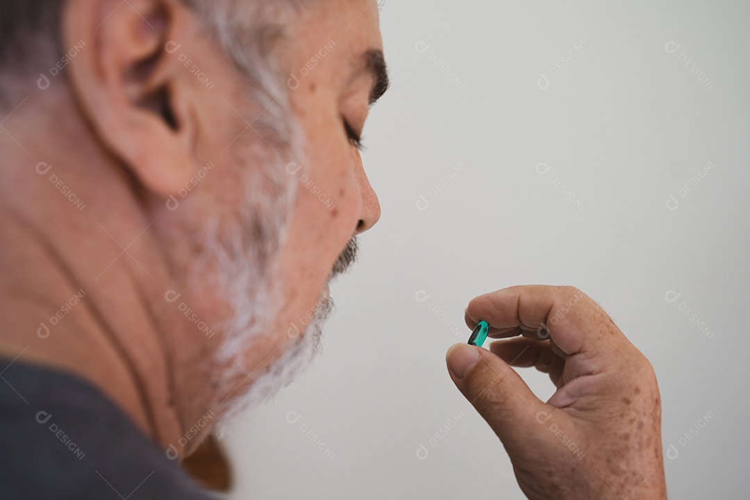 Homem empresário bem sucedido sobre fundo isolado