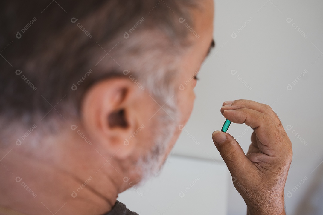 Homem empresário bem sucedido sobre fundo isolado