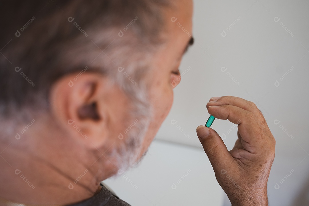 Homem empresário bem sucedido sobre fundo isolado