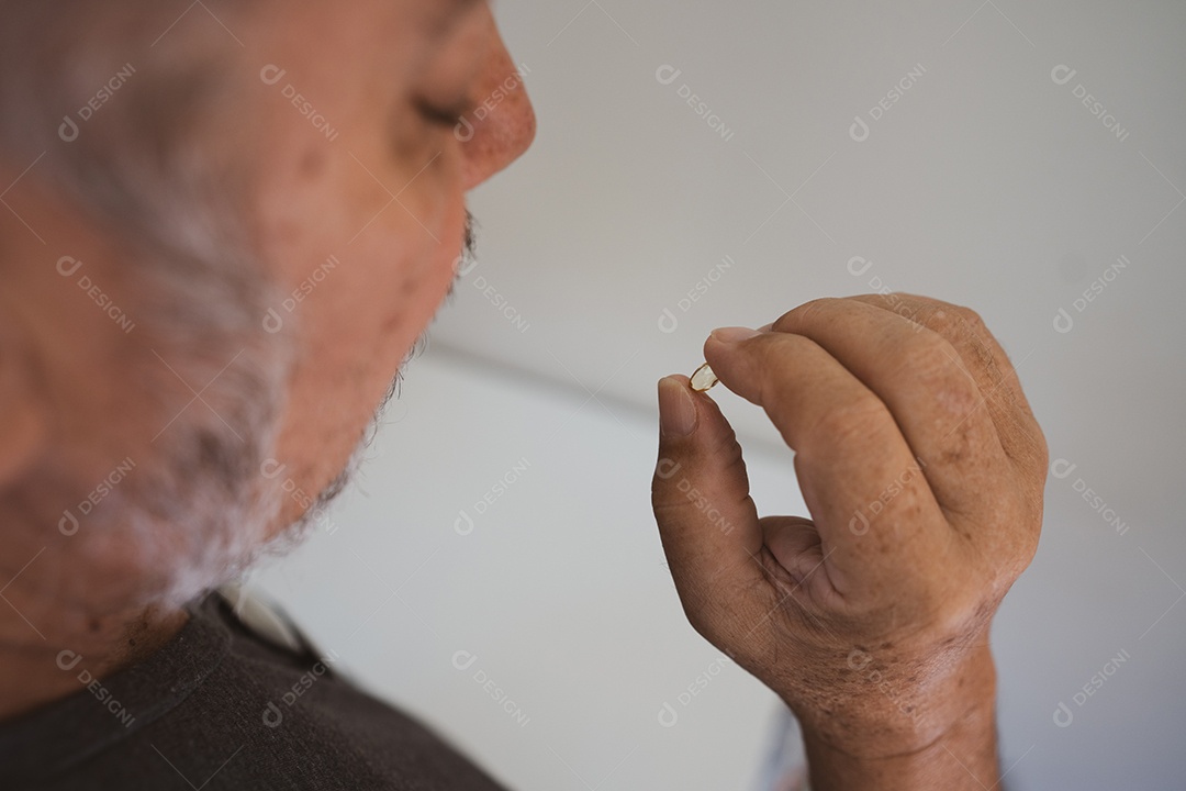 Homem empresário bem sucedido sobre fundo isolado