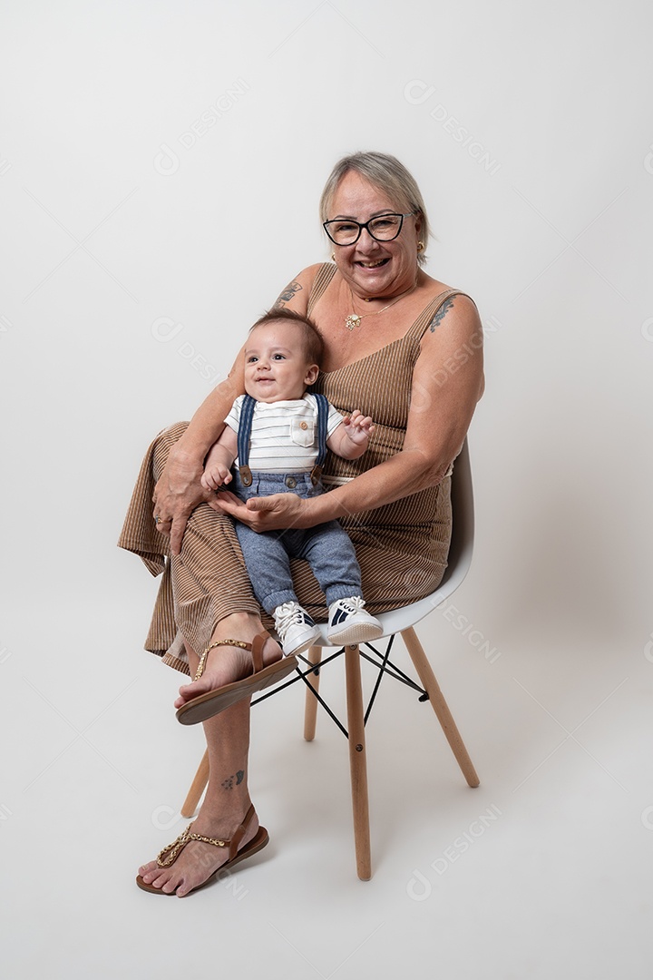 Mulher idosa sobre fundo isolado