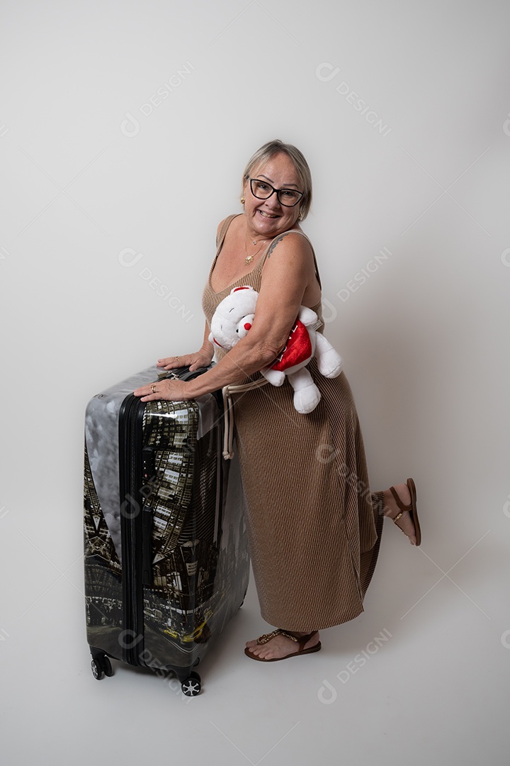 Mulher idosa sobre fundo isolado