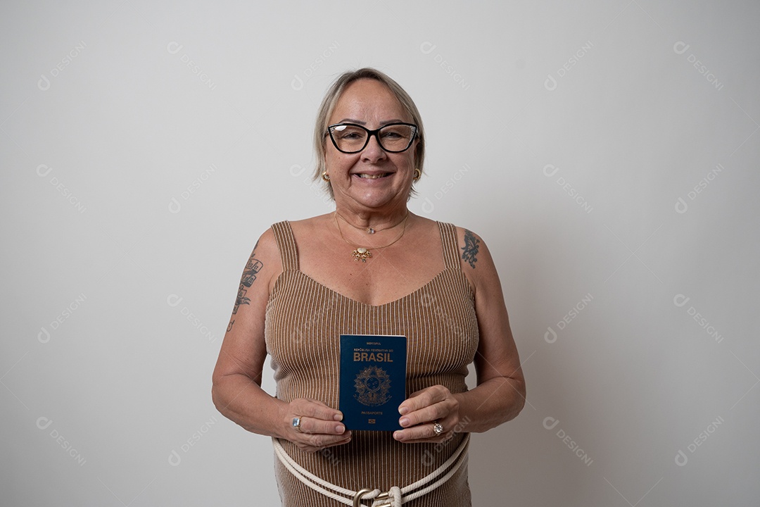 Mulher idosa sobre fundo isolado