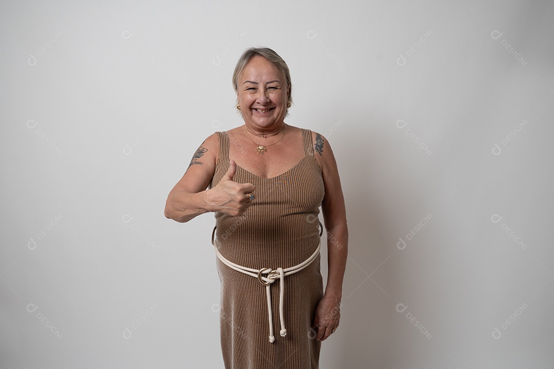 Mulher idosa sobre fundo isolado