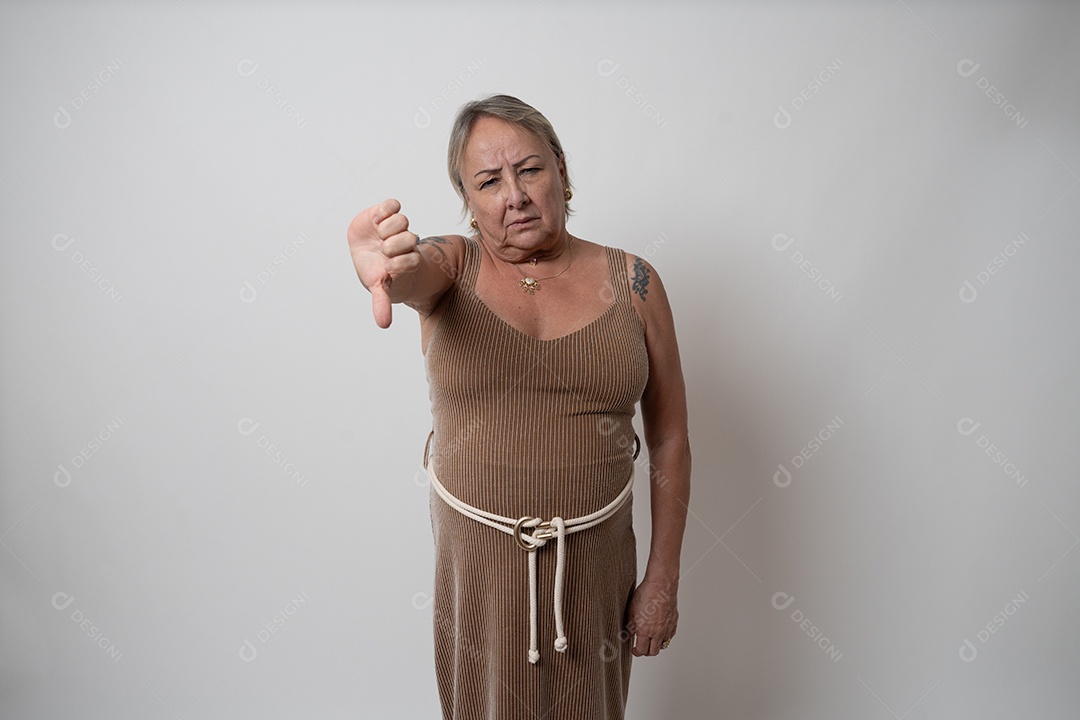 Mulher idosa sobre fundo isolado