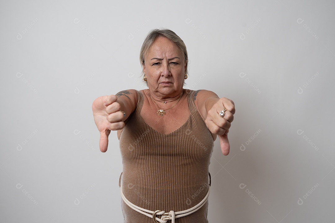 Mulher idosa sobre fundo isolado