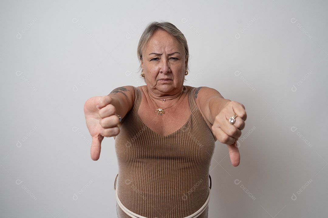 Mulher idosa sobre fundo isolado