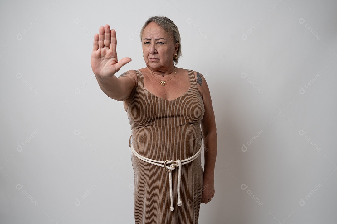 Mulher idosa sobre fundo isolado