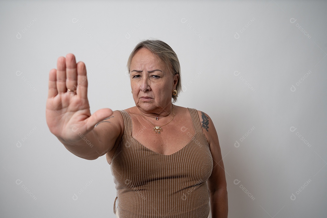 Mulher idosa sobre fundo isolado