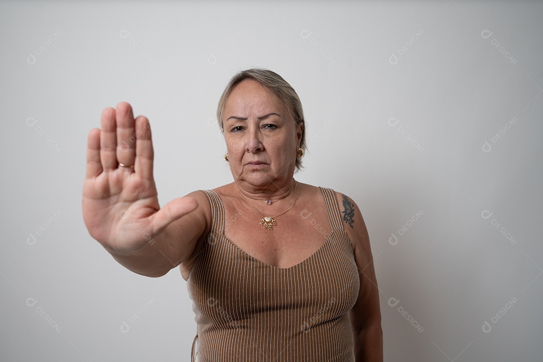 Mulher idosa sobre fundo isolado