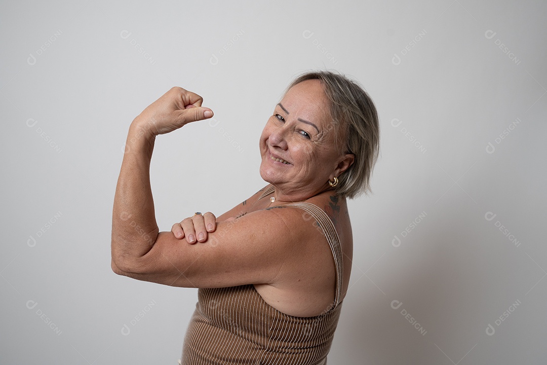 Mulher idosa sobre fundo isolado