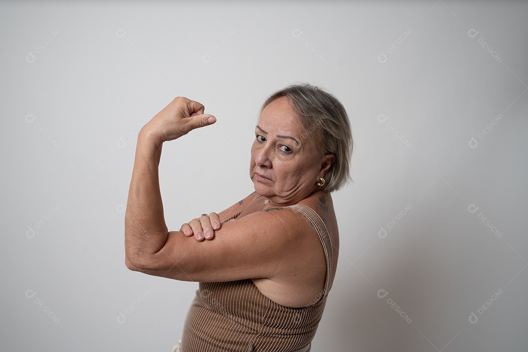 Mulher idosa sobre fundo isolado