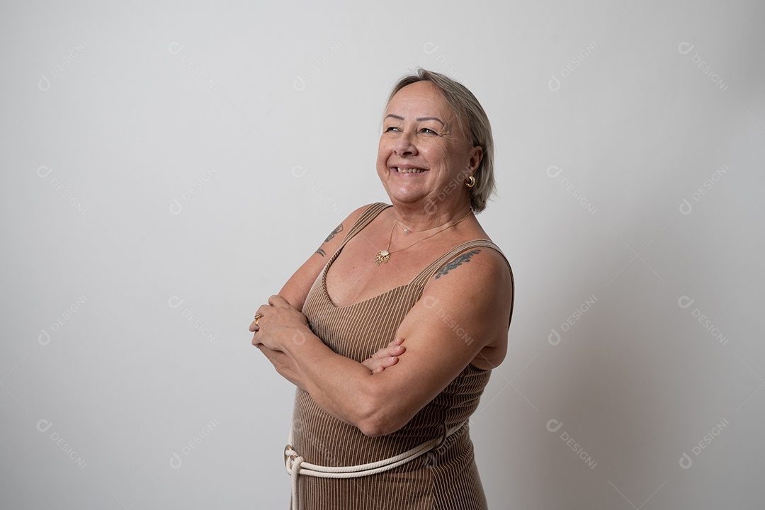 Mulher idosa sobre fundo isolado